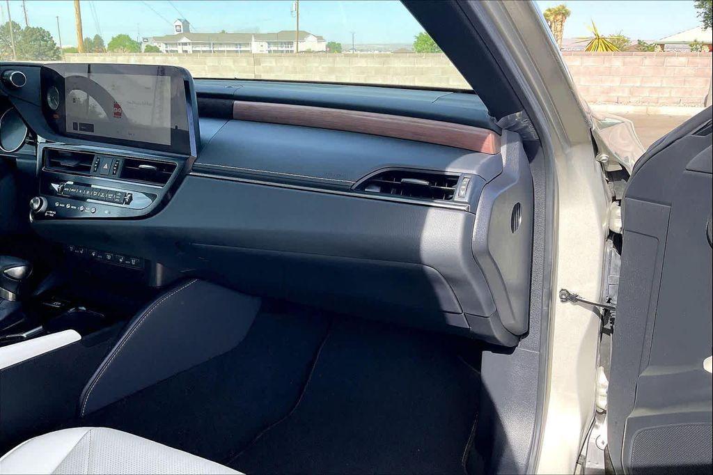 used 2025 Lexus ES 300h car, priced at $52,000