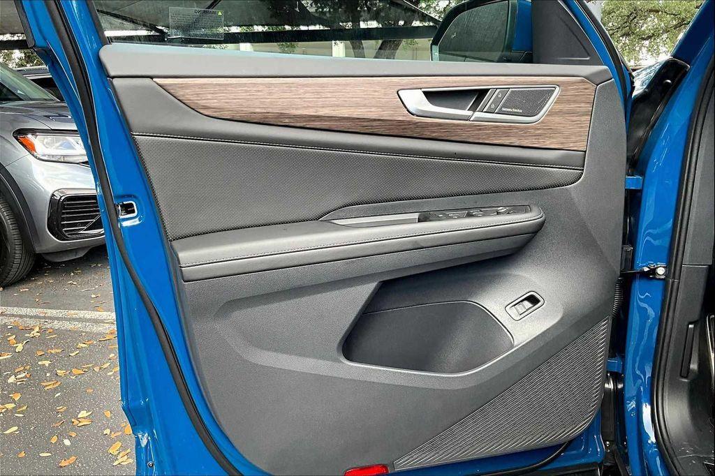 new 2025 Volkswagen Atlas car, priced at $52,856