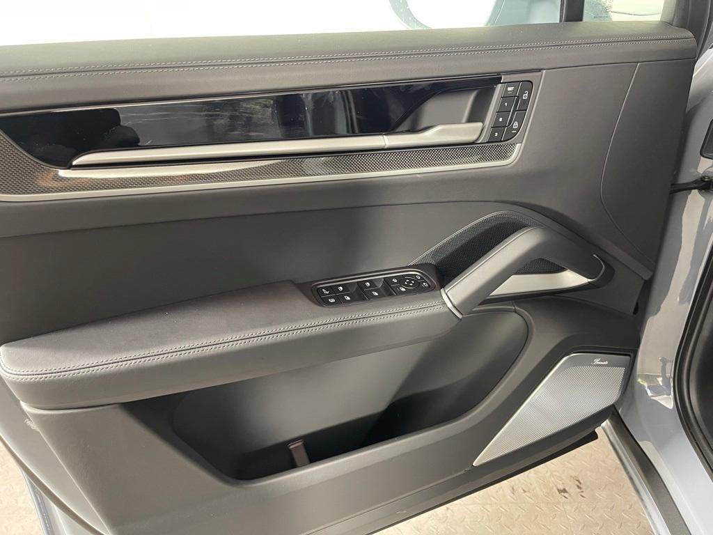 new 2025 Porsche Cayenne car, priced at $195,985