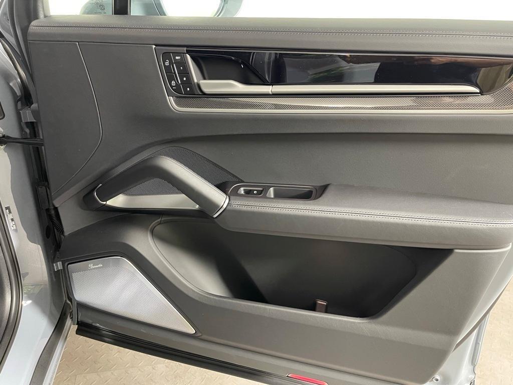 new 2025 Porsche Cayenne car, priced at $195,985