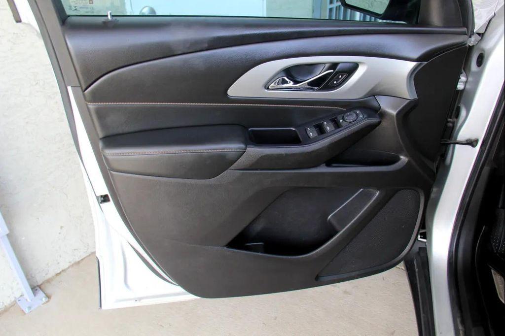 used 2021 Chevrolet Traverse car, priced at $14,900