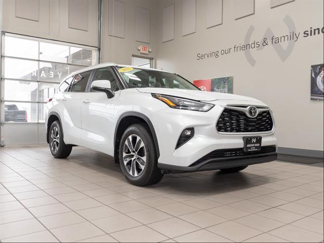 used 2025 Toyota Highlander car, priced at $48,233