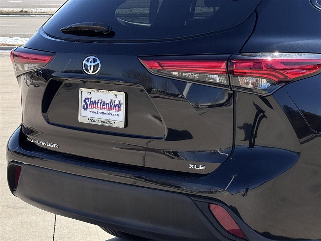 used 2021 Toyota Highlander car, priced at $26,948