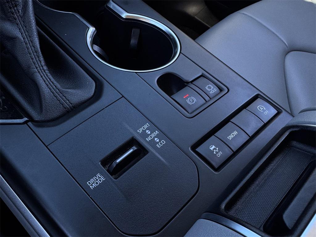 used 2022 Toyota Highlander car, priced at $30,961