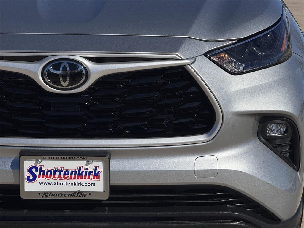 used 2022 Toyota Highlander car, priced at $30,961