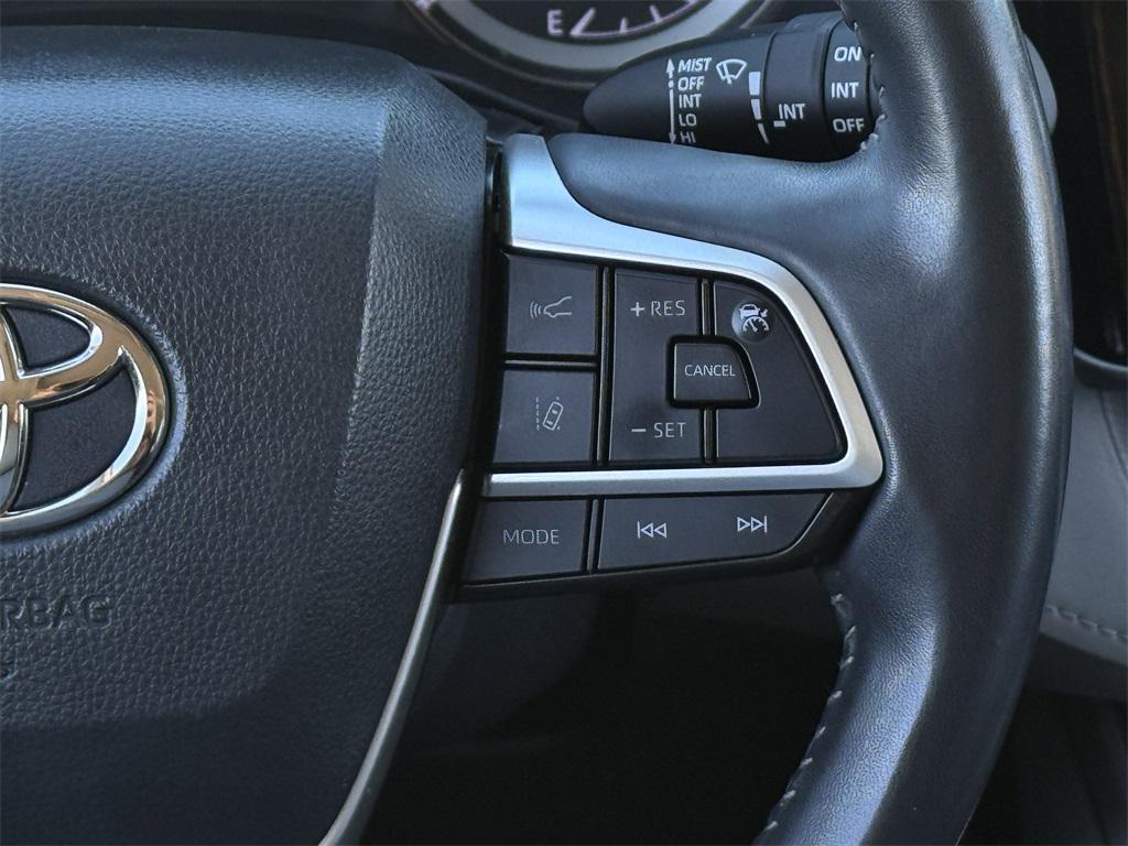 used 2022 Toyota Highlander car, priced at $30,961