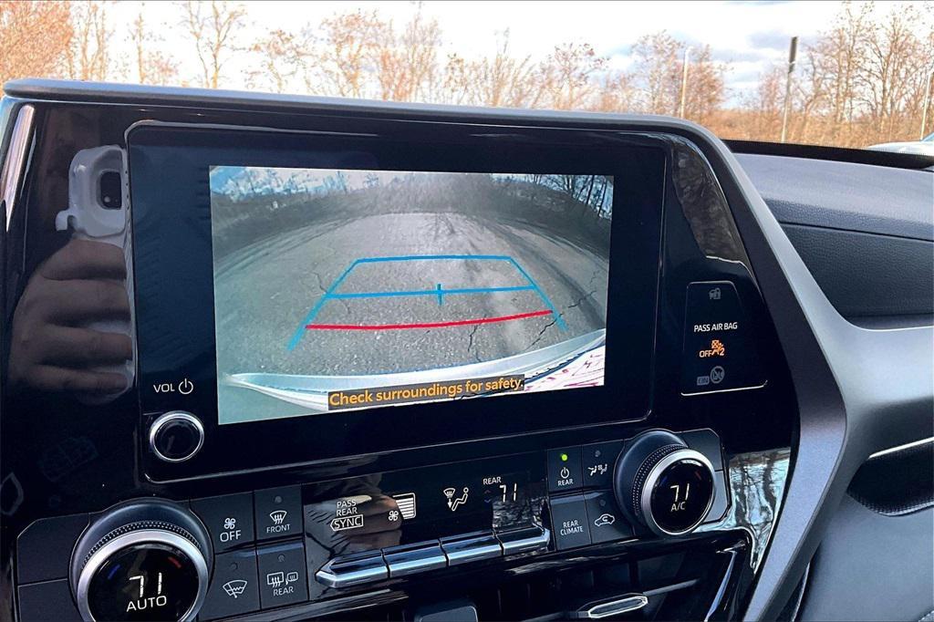 used 2024 Toyota Highlander car, priced at $33,319