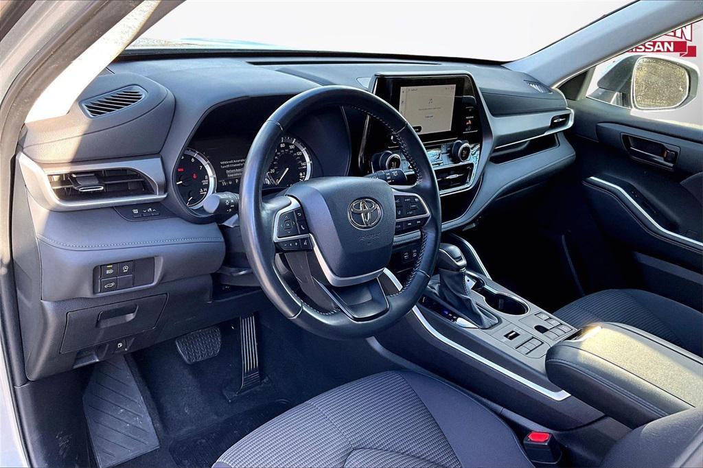 used 2024 Toyota Highlander car, priced at $33,319
