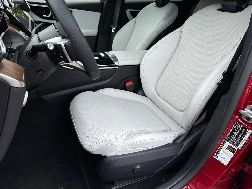 new 2025 Mercedes-Benz GLC 300 car