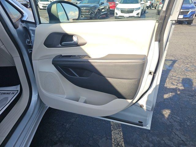 used 2023 Chrysler Pacifica Hybrid car, priced at $20,903