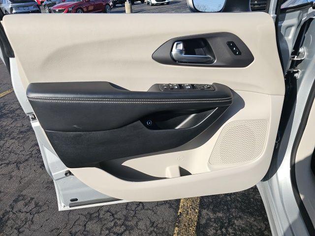 used 2023 Chrysler Pacifica Hybrid car, priced at $20,903