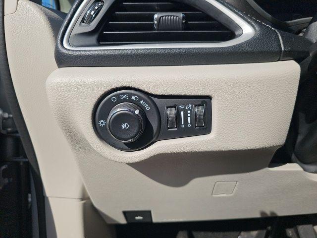 used 2023 Chrysler Pacifica Hybrid car, priced at $20,903