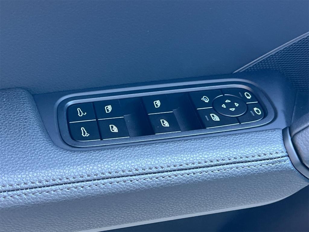 new 2025 Porsche Cayenne car, priced at $95,385