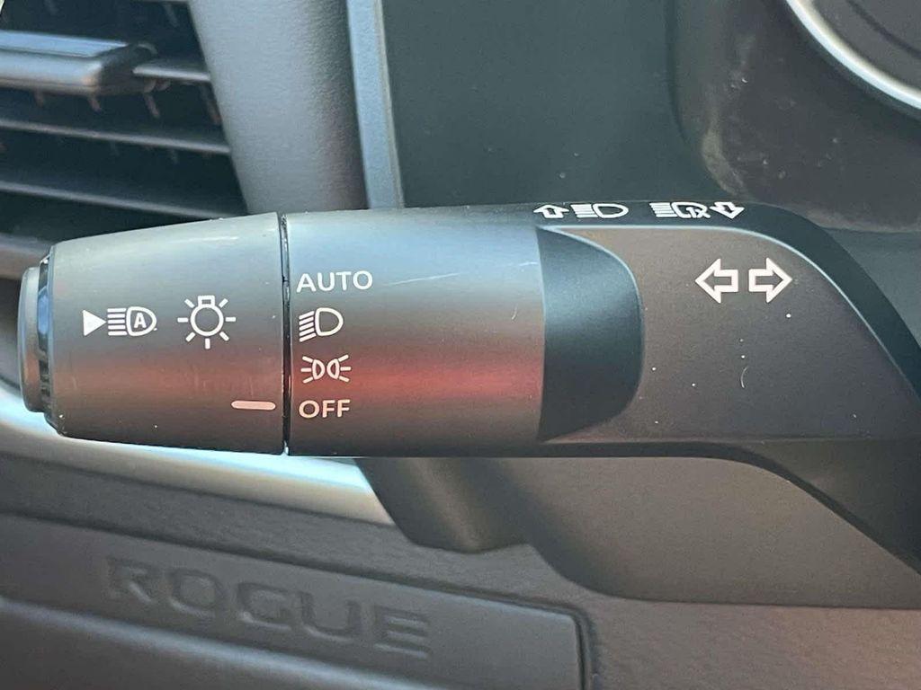 2025 Everest White Pearl Nissan Rogue