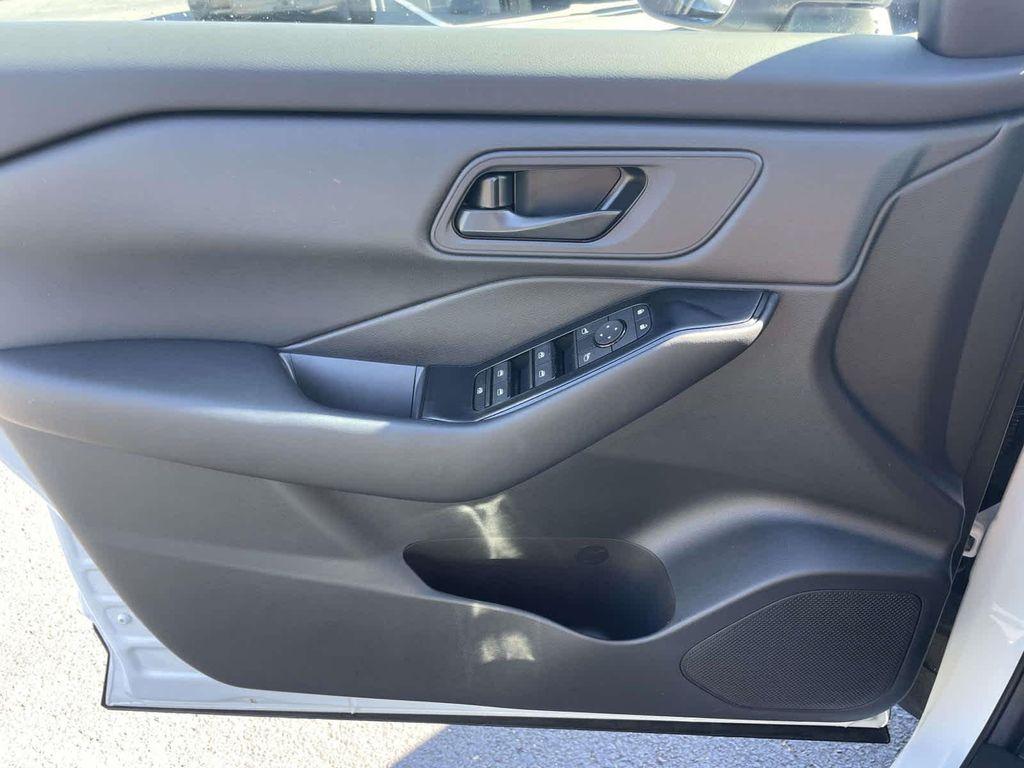 2025 Everest White Pearl Nissan Rogue