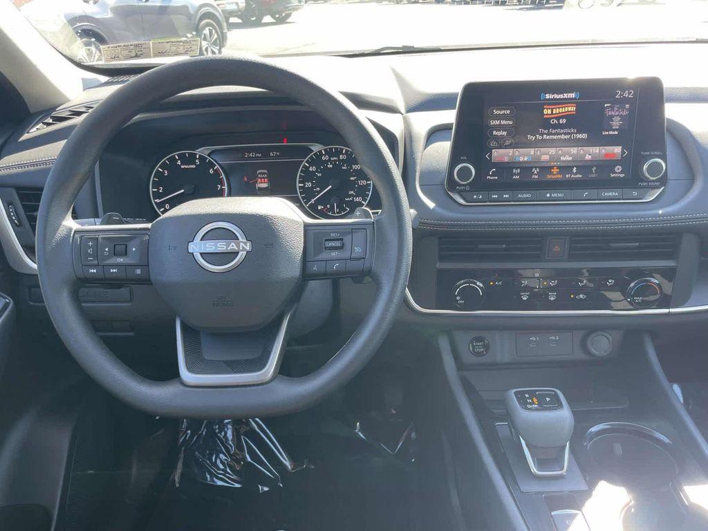 2025 Everest White Pearl Nissan Rogue