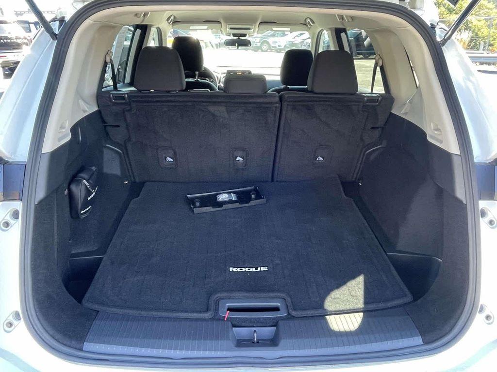 2025 Everest White Pearl Nissan Rogue