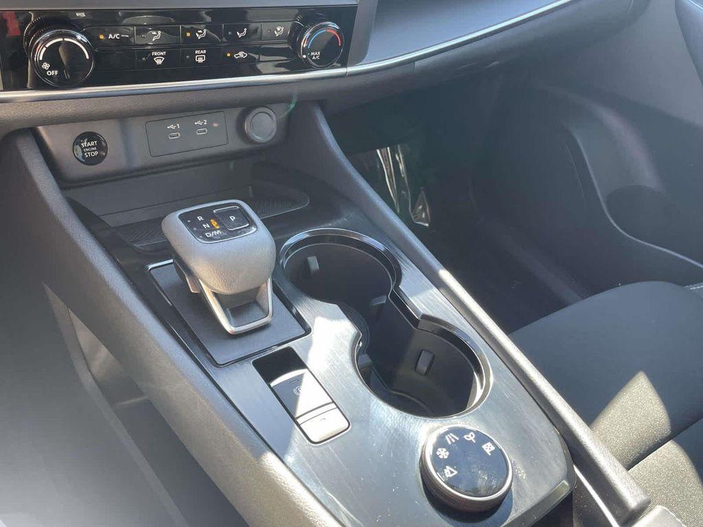 2025 Everest White Pearl Nissan Rogue
