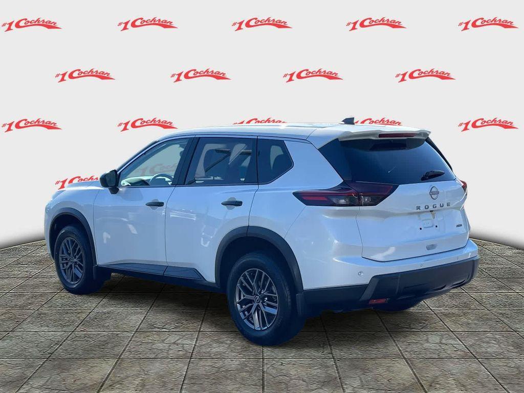 2025 Everest White Pearl Nissan Rogue