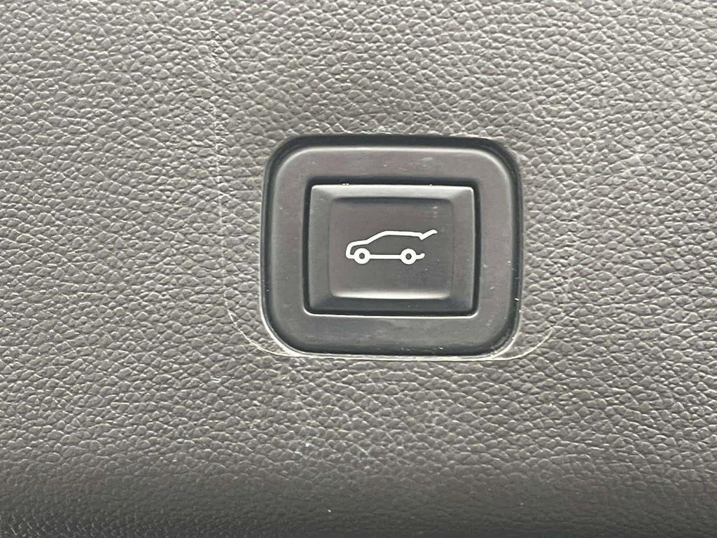 used 2022 Chevrolet Traverse car, priced at $26,158