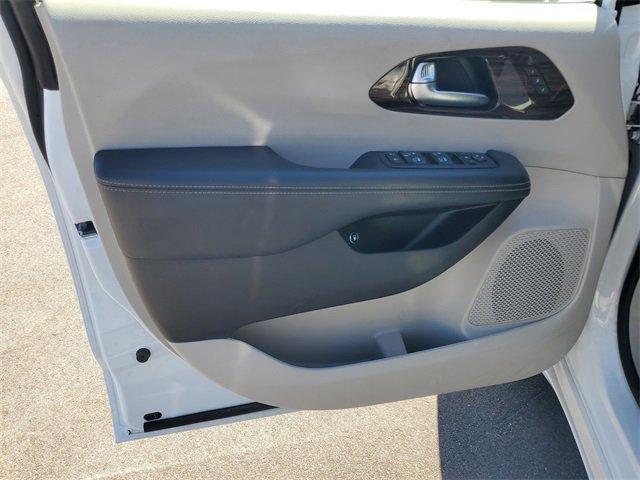 used 2023 Chrysler Pacifica Hybrid car, priced at $28,875