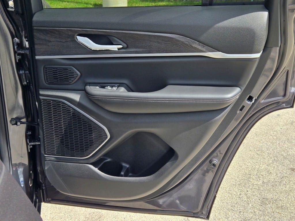 new 2025 Jeep Grand Cherokee car, priced at $45,724