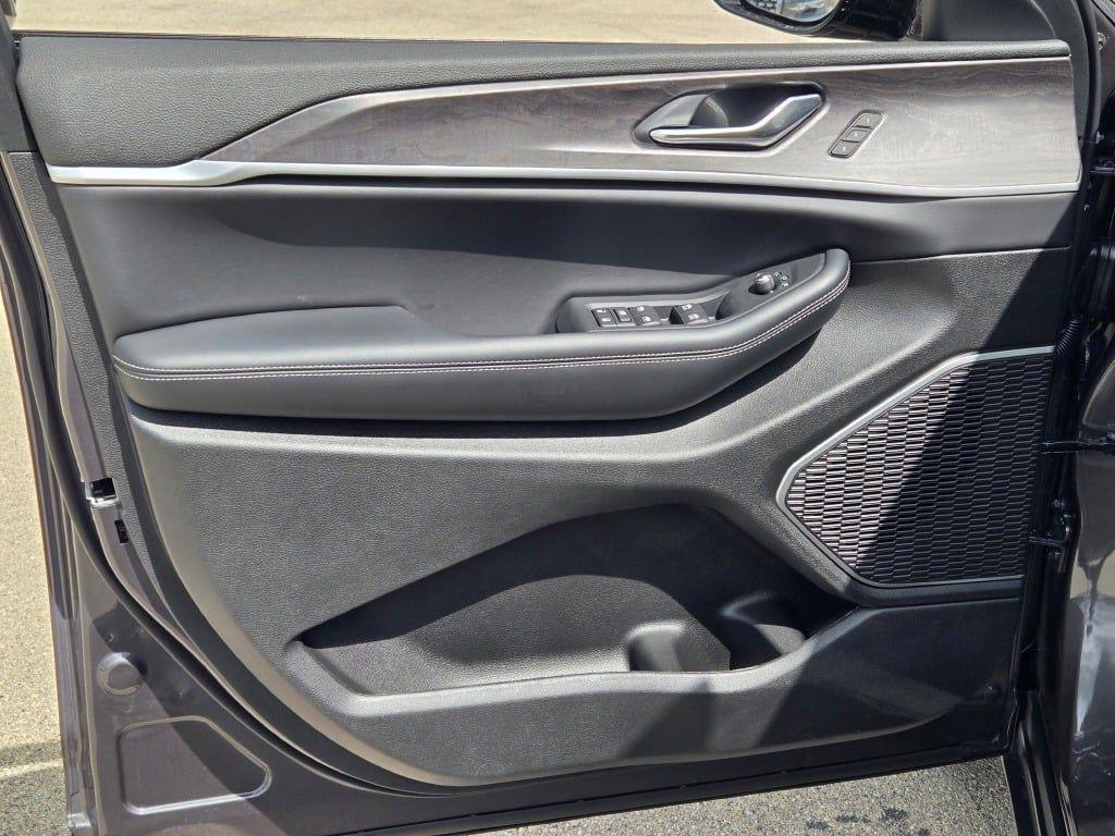 new 2025 Jeep Grand Cherokee car, priced at $45,724