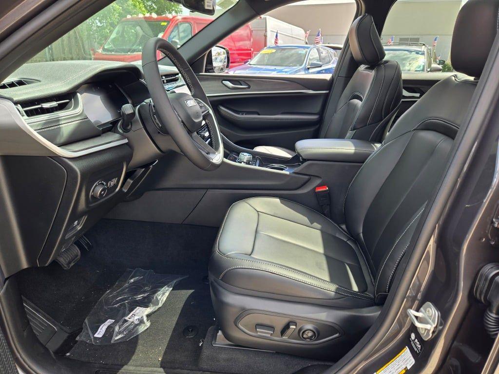 new 2025 Jeep Grand Cherokee car, priced at $45,724