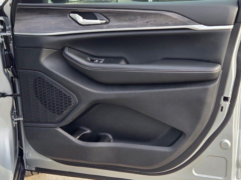 new 2025 Jeep Grand Cherokee car, priced at $45,730