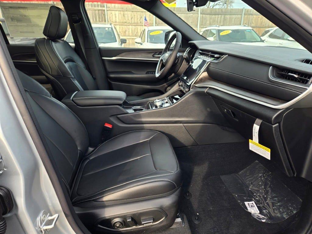 new 2025 Jeep Grand Cherokee car, priced at $45,730