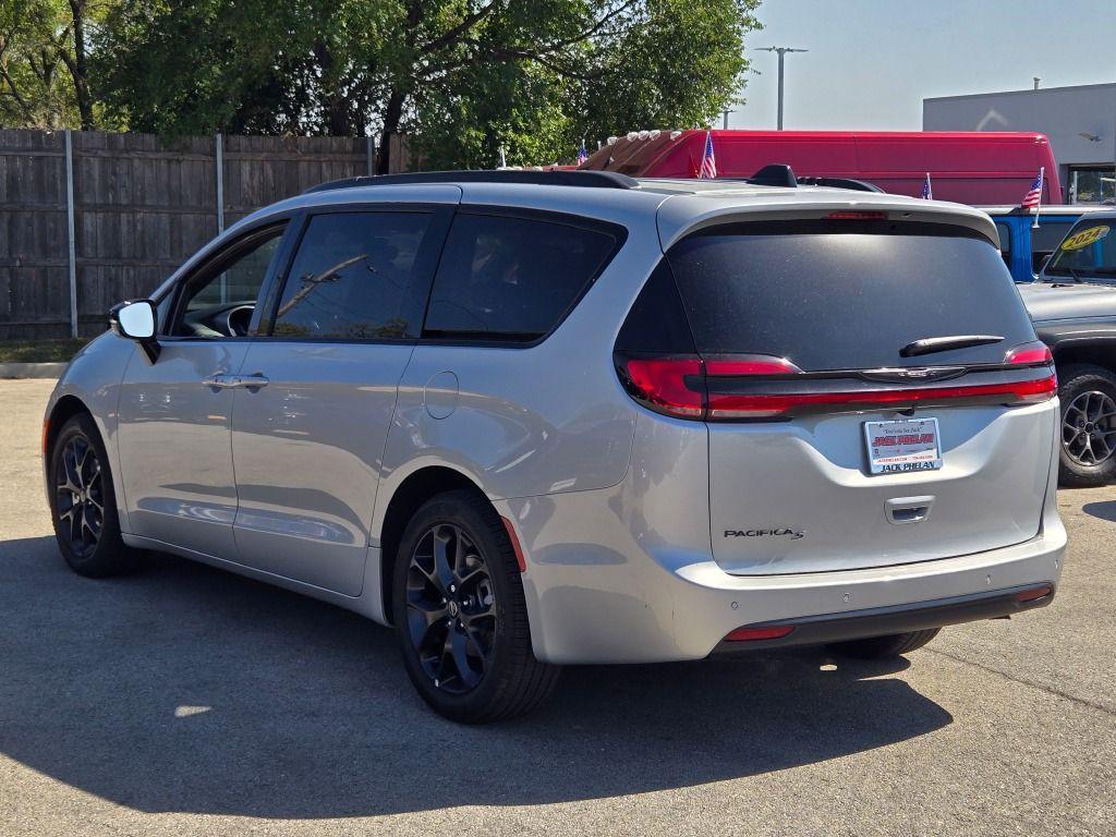 new 2026 Chrysler Pacifica car, priced at $43,927