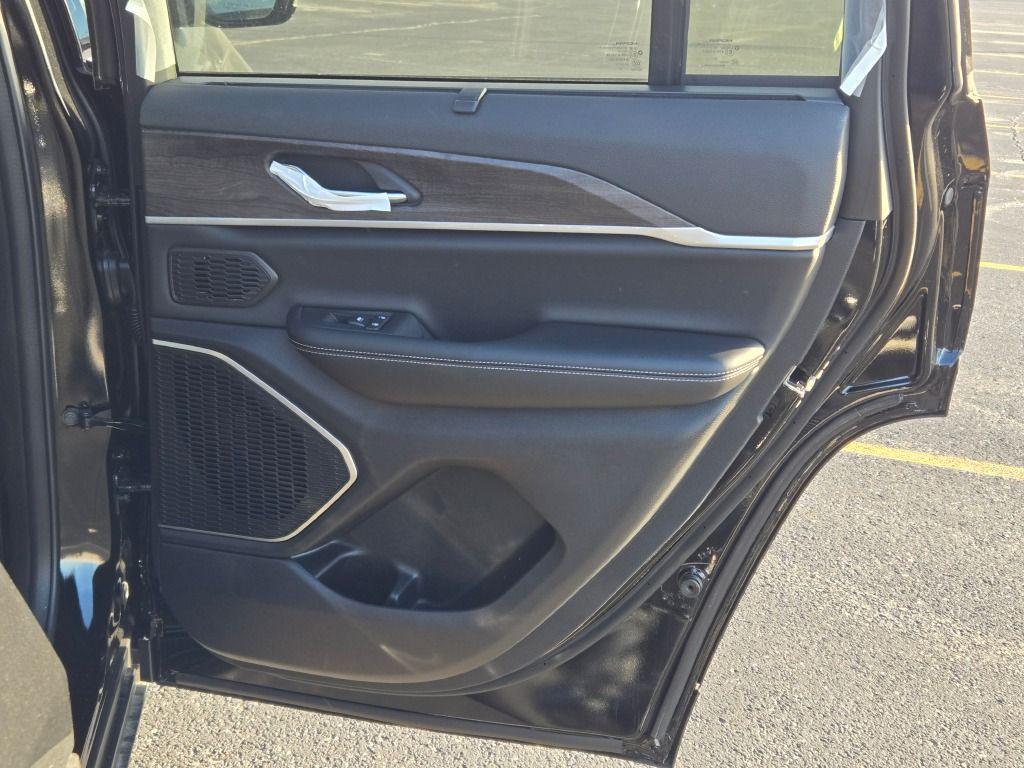 new 2025 Jeep Grand Cherokee car, priced at $48,072