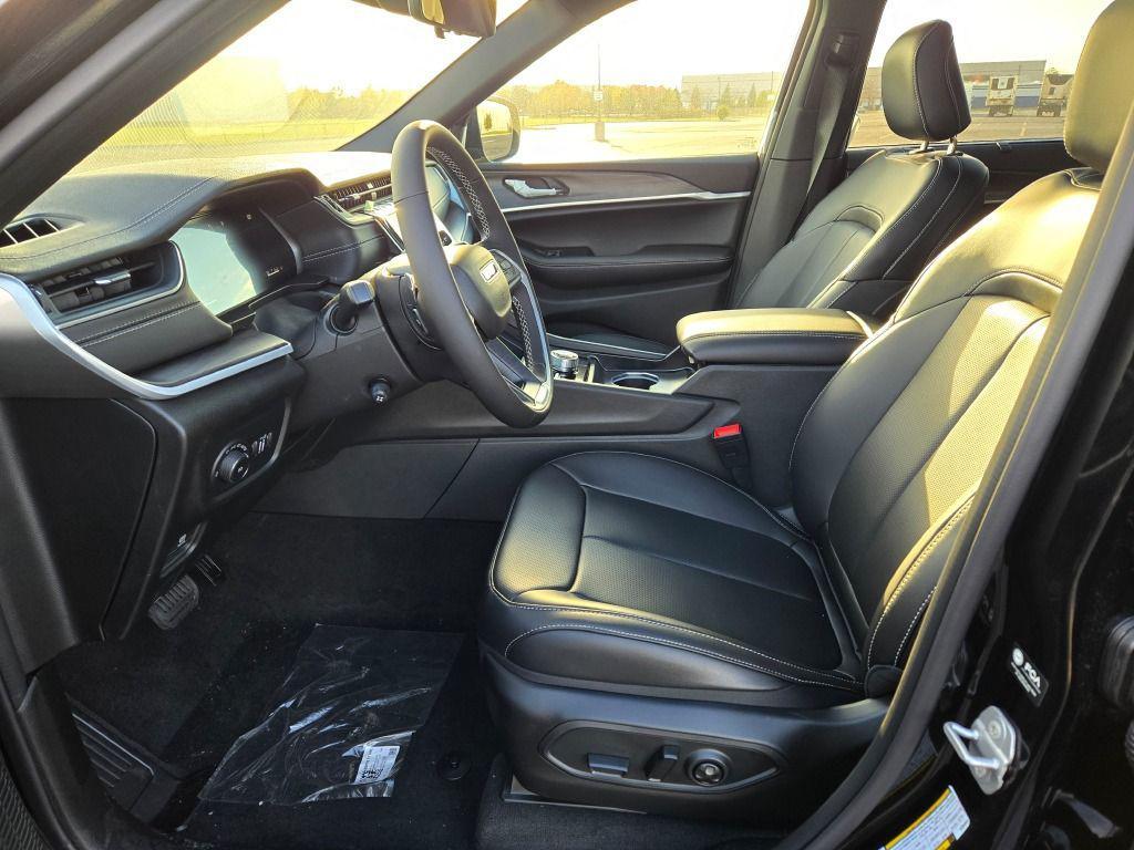 new 2025 Jeep Grand Cherokee car, priced at $48,072