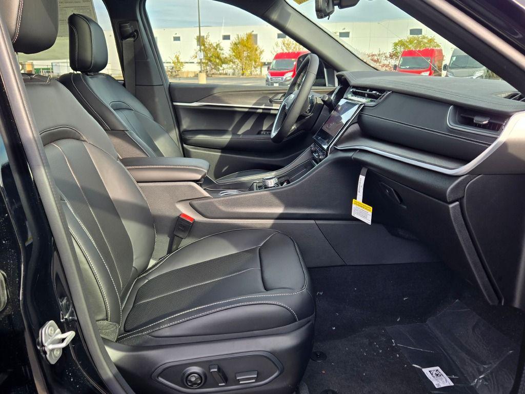 new 2025 Jeep Grand Cherokee car, priced at $45,572