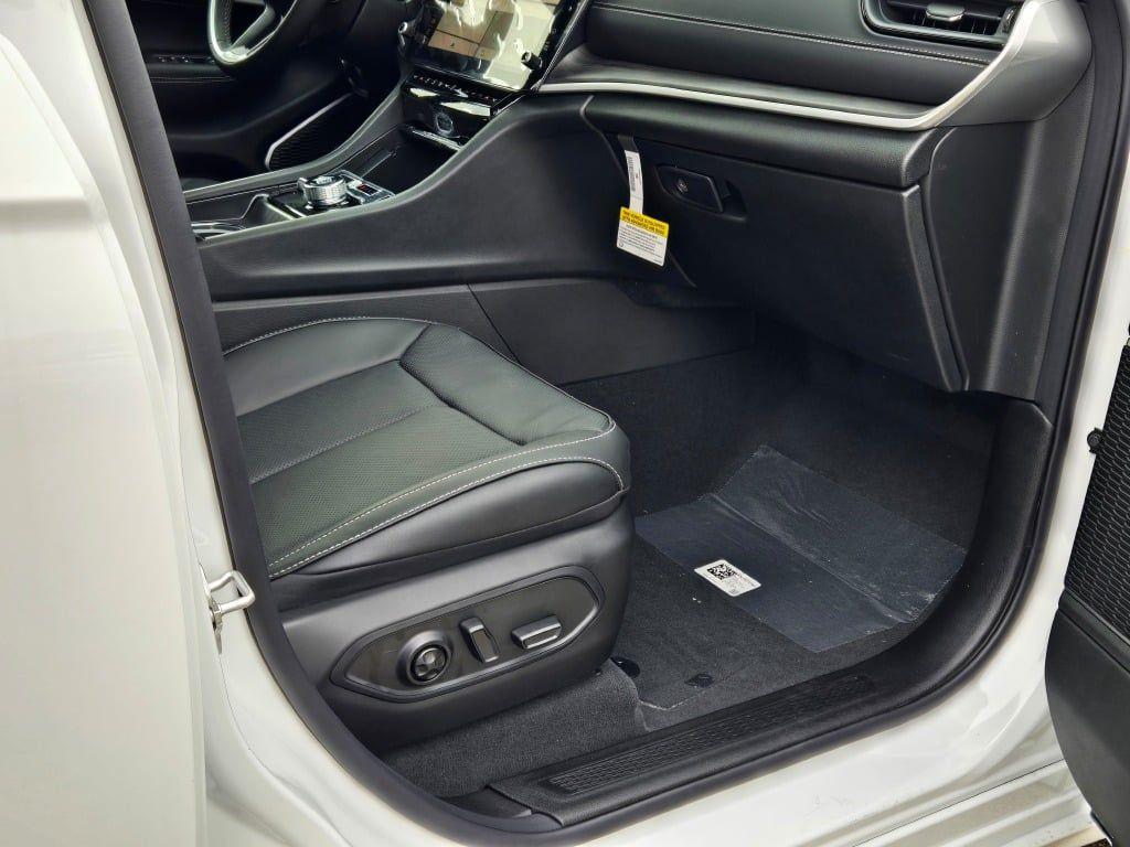 new 2026 Jeep Grand Cherokee car, priced at $55,850