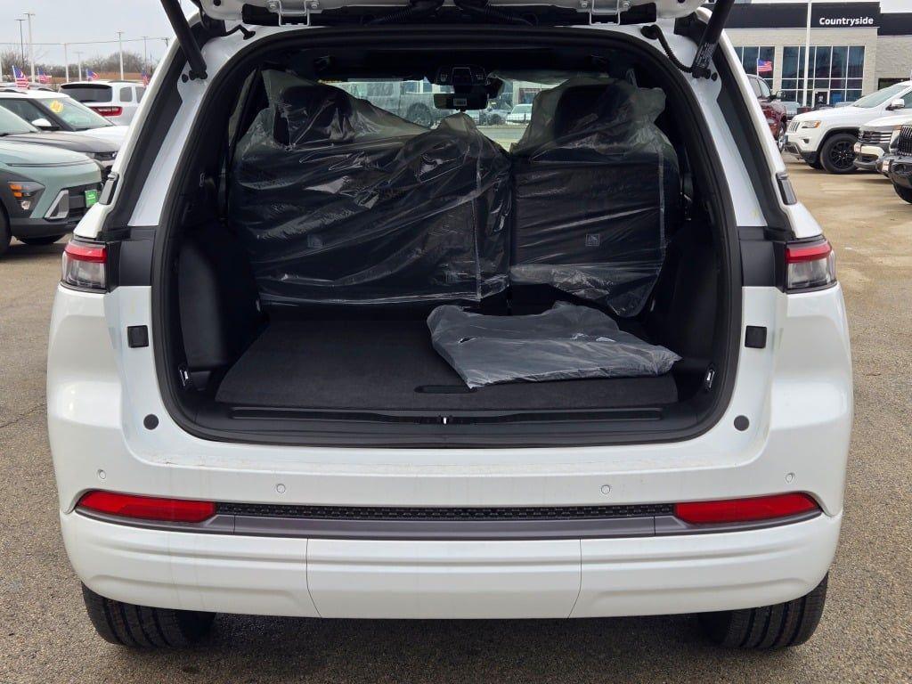 new 2026 Jeep Grand Cherokee car, priced at $55,850