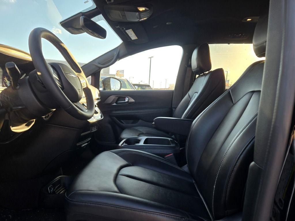 used 2025 Chrysler Pacifica car, priced at $31,895