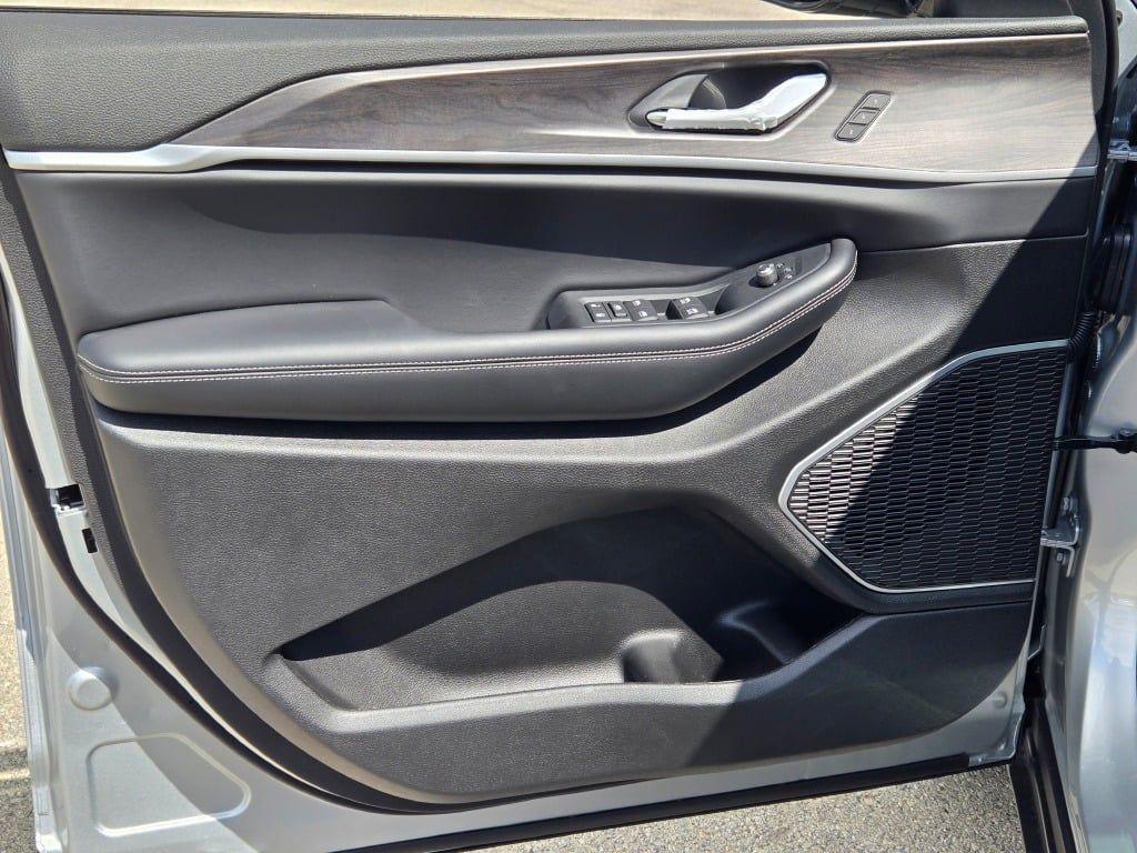 new 2025 Jeep Grand Cherokee car, priced at $42,724