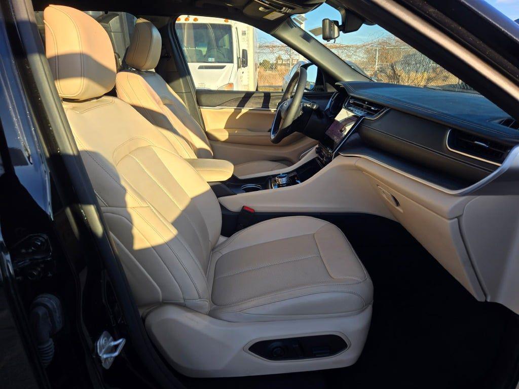 used 2025 Jeep Grand Cherokee car, priced at $34,997