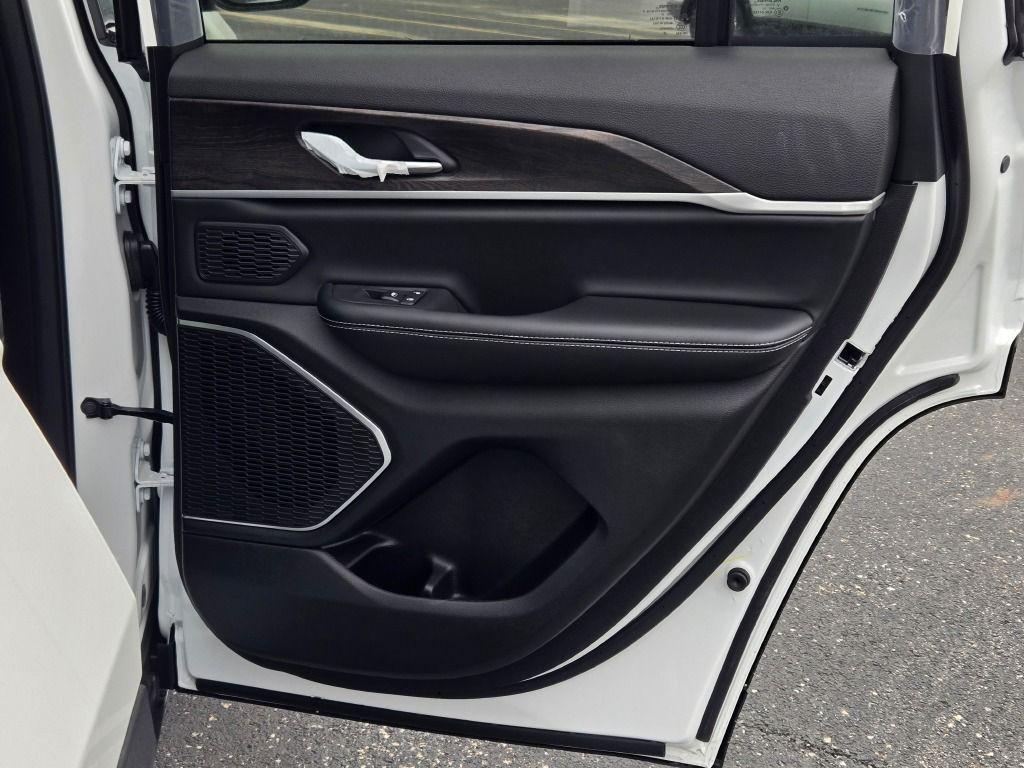 new 2026 Jeep Grand Cherokee car, priced at $46,232