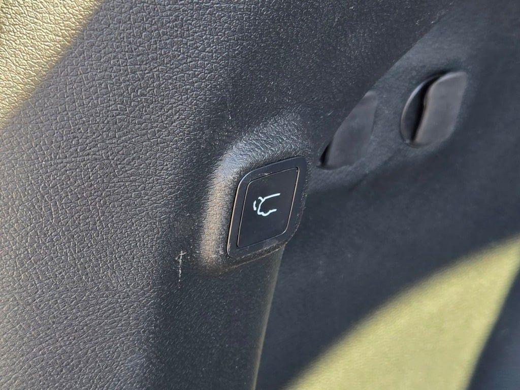 used 2023 Jeep Cherokee car, priced at $22,998