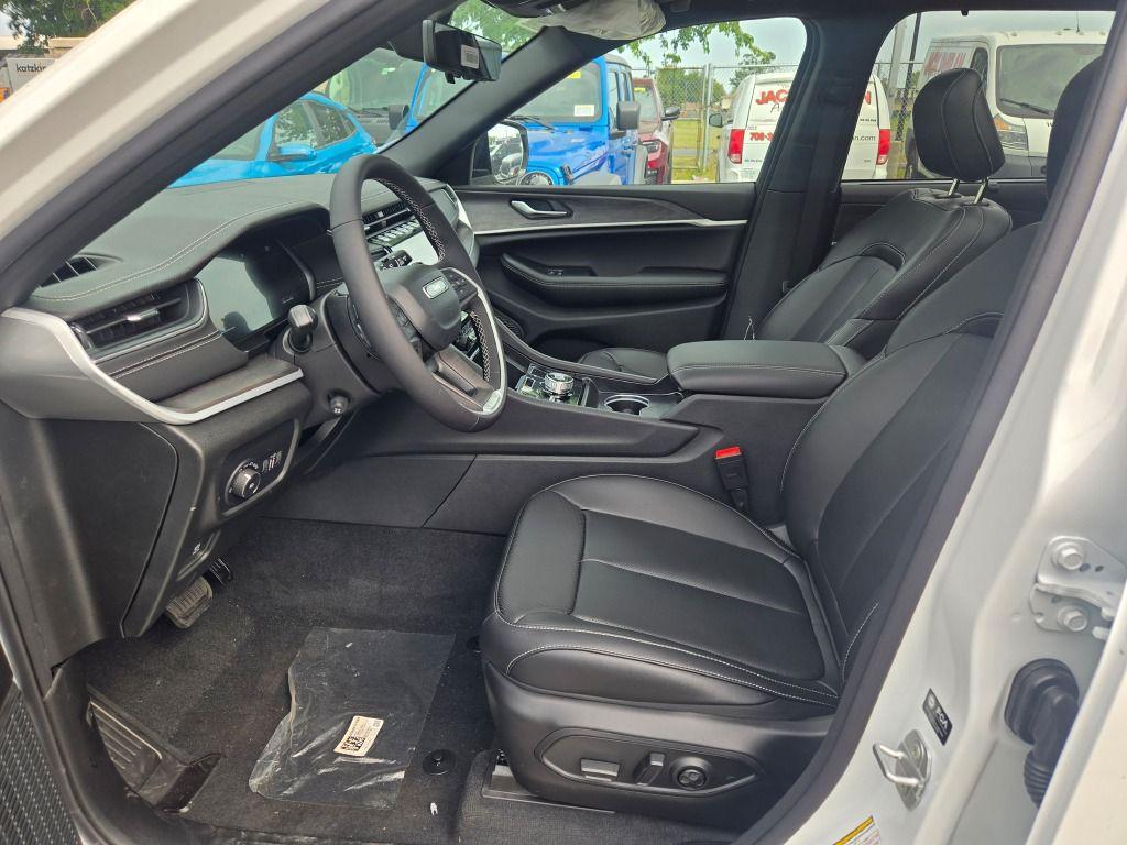 new 2025 Jeep Grand Cherokee car, priced at $45,938