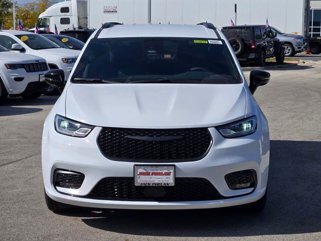 new 2026 Chrysler Pacifica car, priced at $39,903