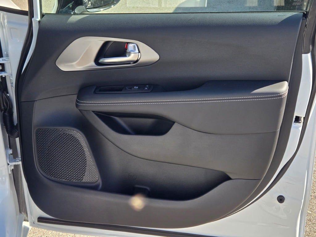 new 2026 Chrysler Pacifica car, priced at $39,903