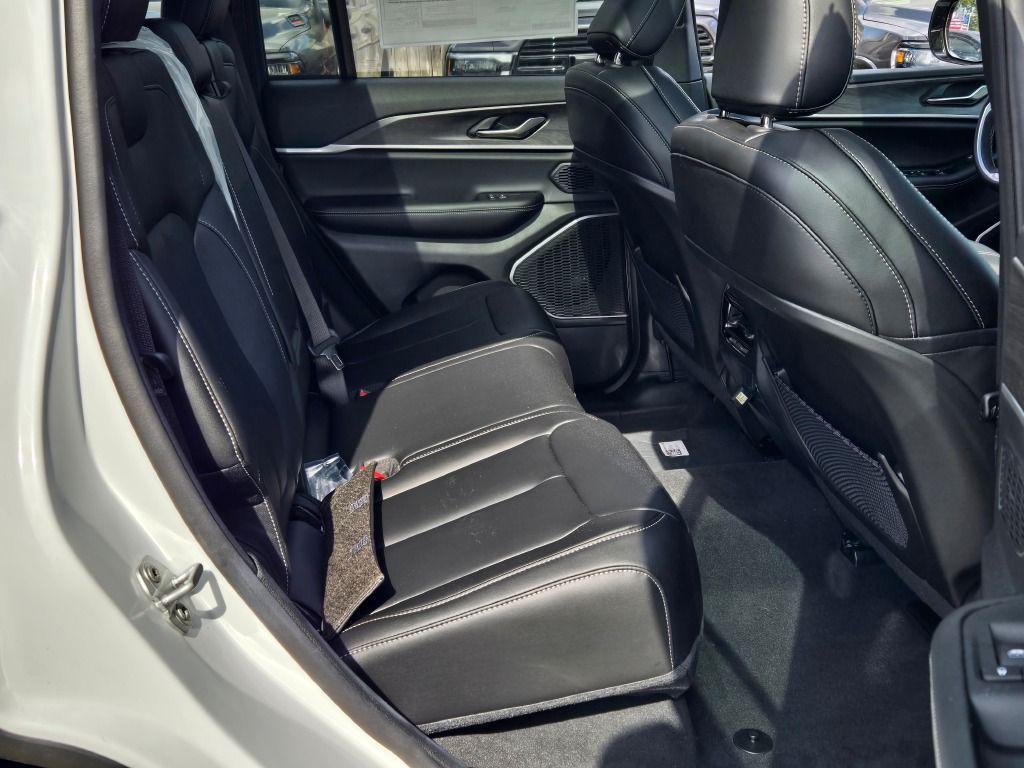 new 2025 Jeep Grand Cherokee car, priced at $46,403