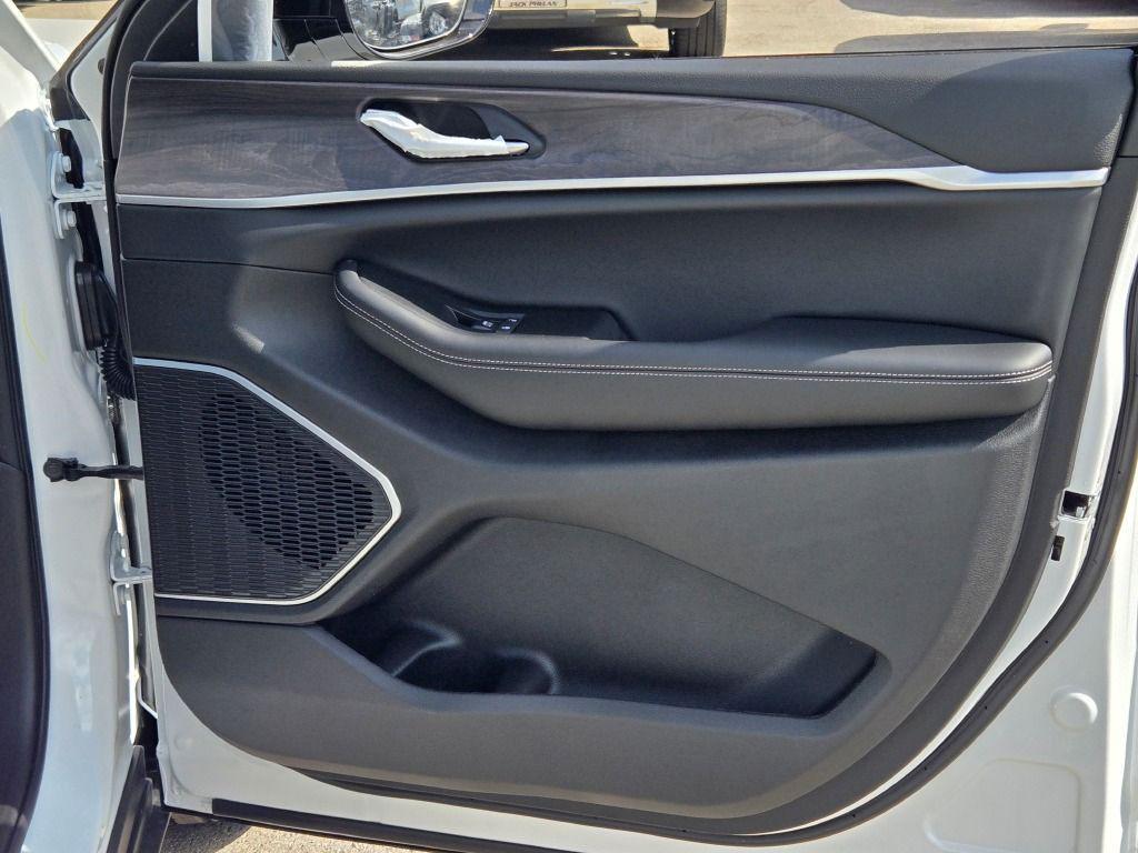 new 2025 Jeep Grand Cherokee car, priced at $46,403