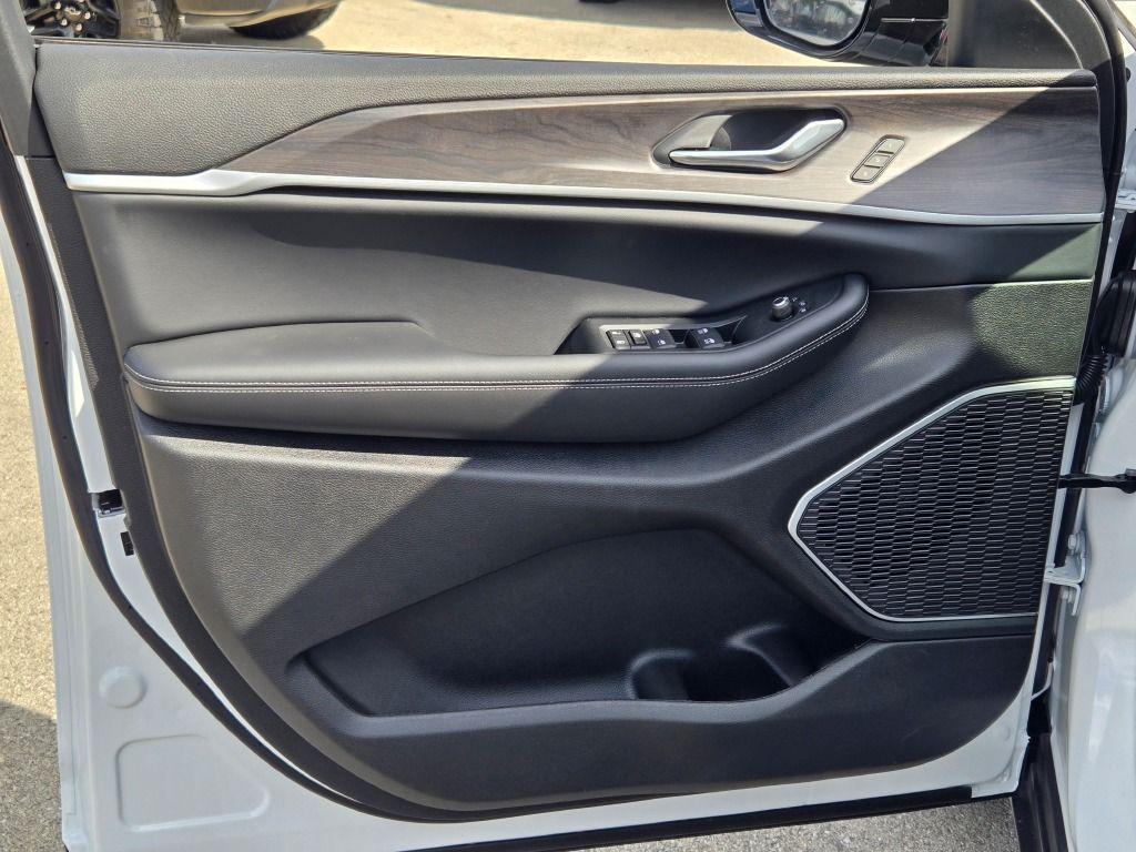 new 2025 Jeep Grand Cherokee car, priced at $46,403