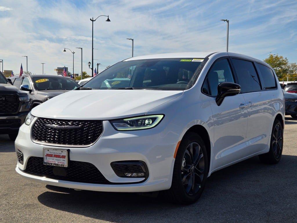 new 2026 Chrysler Pacifica car, priced at $39,616