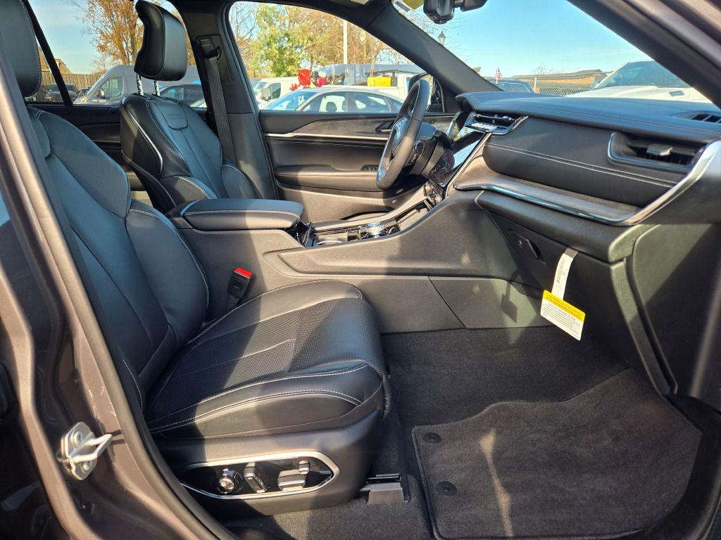 new 2025 Jeep Grand Cherokee car, priced at $50,855
