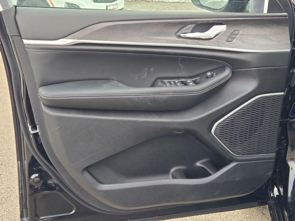 new 2026 Jeep Grand Cherokee car, priced at $51,853